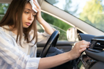 vrouw met doek die hoofd afveegt want het is heet in de auto