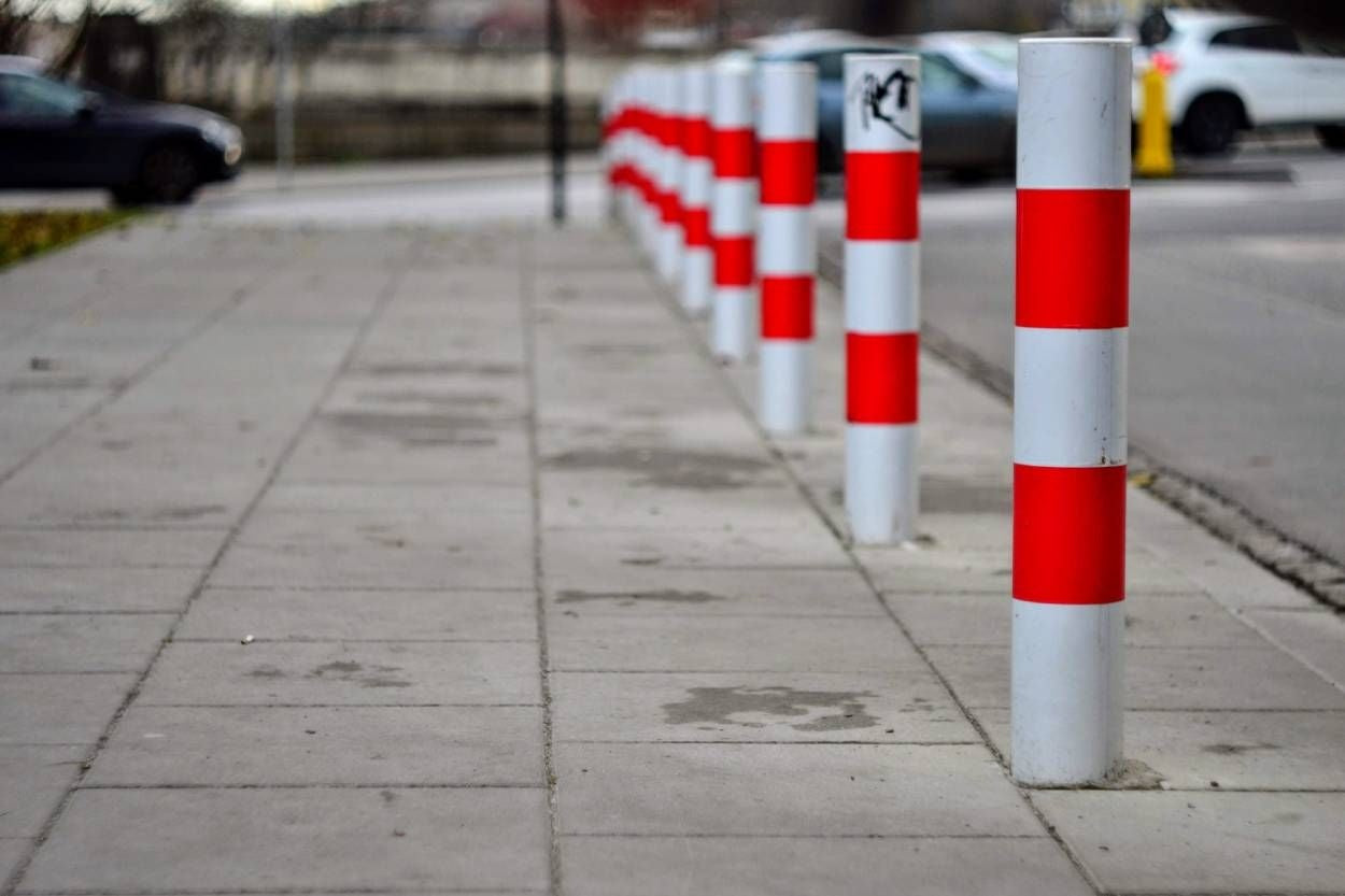 Mag ik zomaar een parkeerpaal of parkeerbeugel plaatsen?