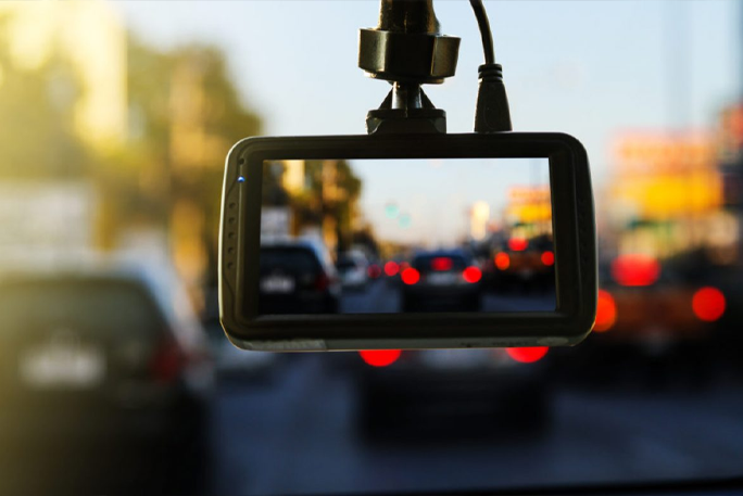 dashcam in voorraam met zicht op straat